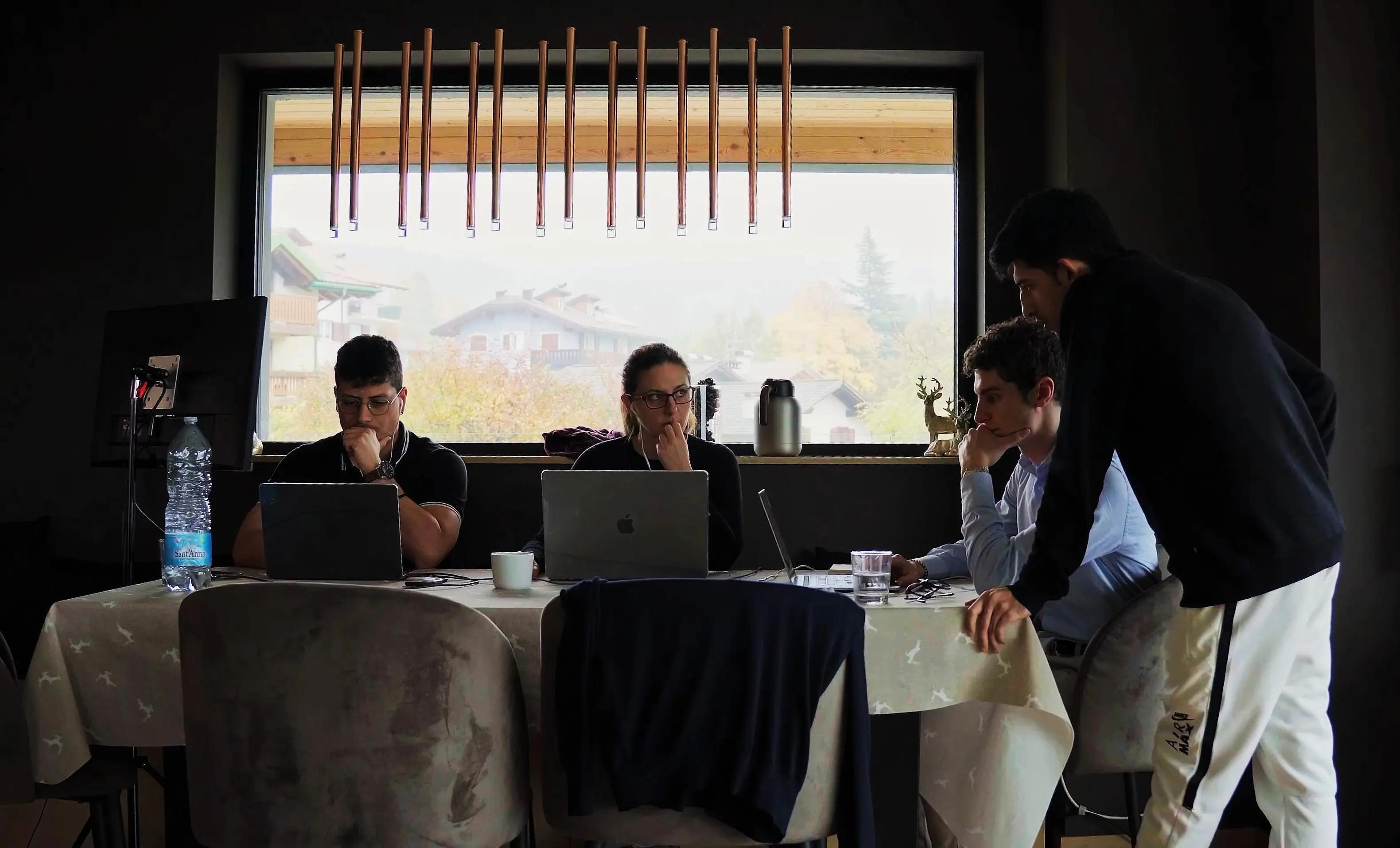 Team 1percent riunito attorno a un tavolo