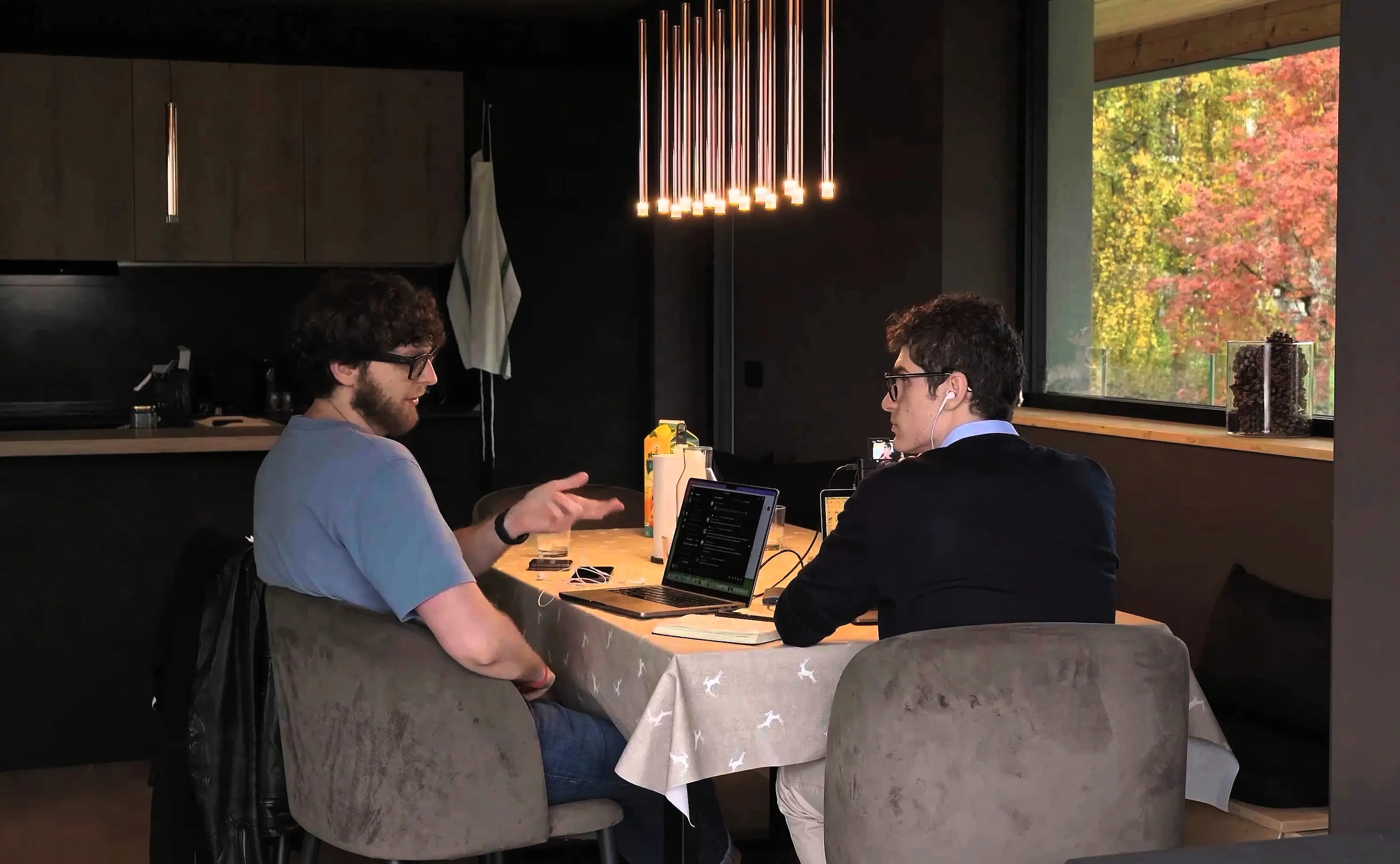 Due persone del team 1percent durante una conversazione