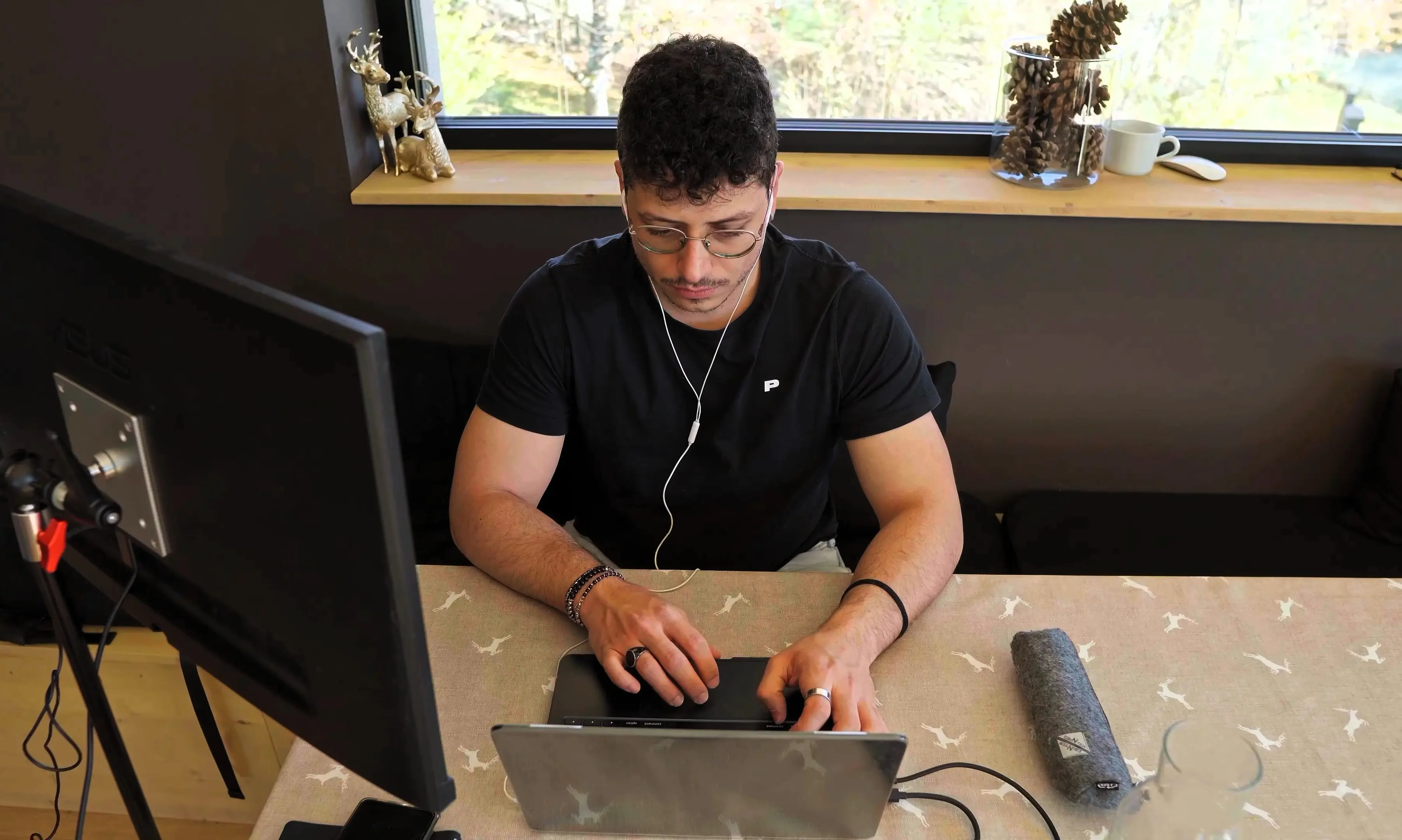 Persona del team 1percent al lavoro al computer