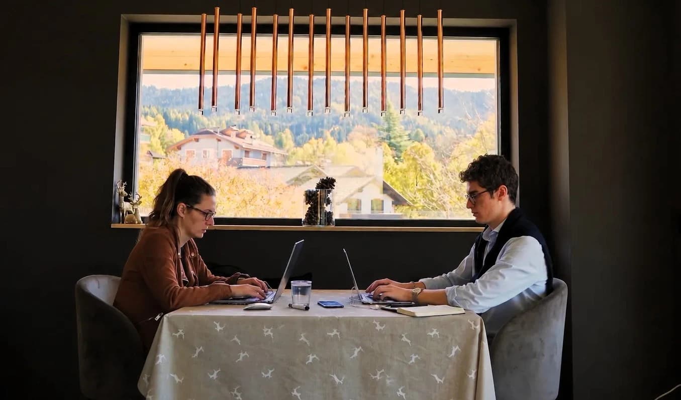 Due persone del team 1percent al lavoro insieme