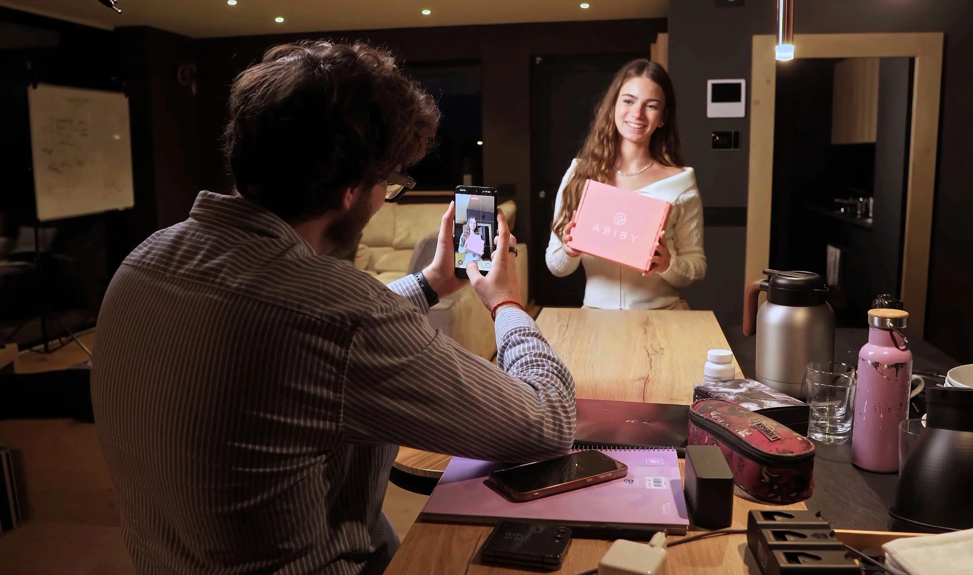 Persona del team 1percent che filma una collega